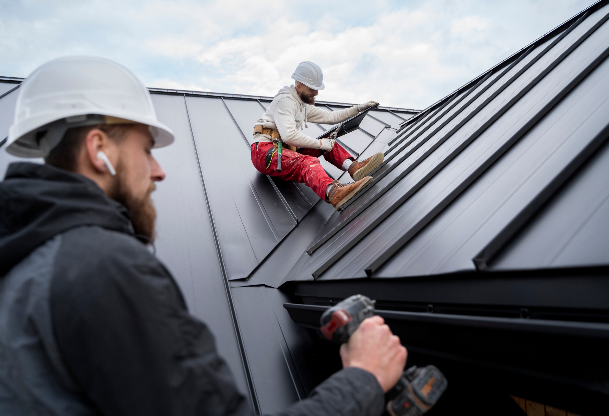 Deux artisans travaillant sur une toiture-Mickaël Multiservices Hautes-Pyrénées