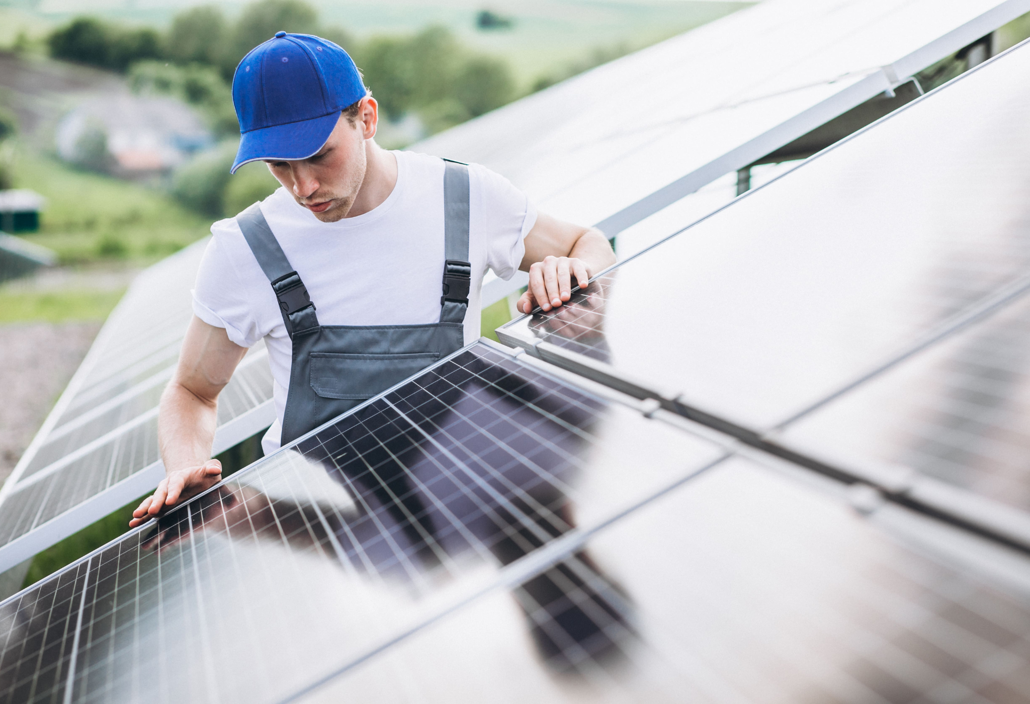 Homme travaillant au milieu de panneaux solaires-Mickaël Multiservices Hautes-Pyrénées